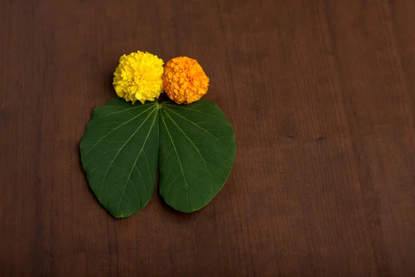 Festival Indiano Dussehra Mostrando Folha Dourada Bauhinia Racemosa Flores Calêndula — Fotografia de Stock