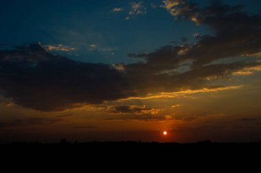 Bulutlu güzel gün batımı gökyüzü. Soyut gökyüzü.