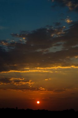 Bulutlu güzel gün batımı gökyüzü. Soyut gökyüzü.