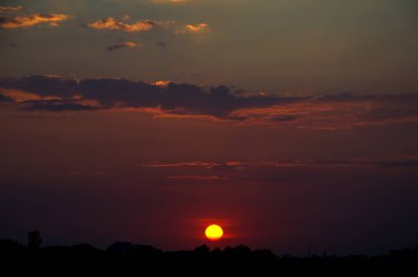 Bulutlu güzel gün batımı gökyüzü. Soyut gökyüzü.