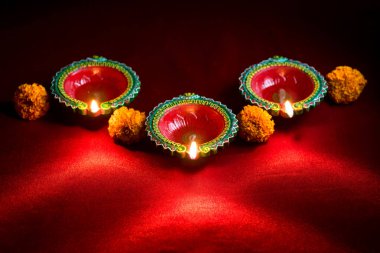 Mutlu Diwali 'ler. Diwali kutlamaları sırasında Clay Diya lambaları yandı. Hint Hindu Işık Festivali 'nin tebrik kartı tasarımı Diwali