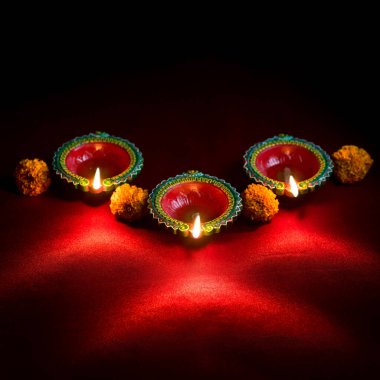 Mutlu Diwali 'ler. Diwali kutlamaları sırasında Clay Diya lambaları yandı. Hint Hindu Işık Festivali 'nin tebrik kartı tasarımı Diwali