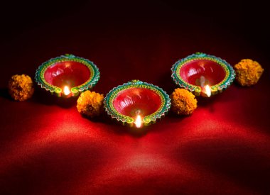 Mutlu Diwali 'ler. Diwali kutlamaları sırasında Clay Diya lambaları yandı. Hint Hindu Işık Festivali 'nin tebrik kartı tasarımı Diwali