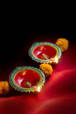 Mutlu Diwali 'ler. Diwali kutlamaları sırasında Clay Diya lambaları yandı. Hint Hindu Işık Festivali 'nin tebrik kartı tasarımı Diwali