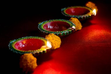 Mutlu Diwali 'ler. Diwali kutlamaları sırasında Clay Diya lambaları yandı. Hint Hindu Işık Festivali 'nin tebrik kartı tasarımı Diwali