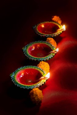 Mutlu Diwali 'ler. Diwali kutlamaları sırasında Clay Diya lambaları yandı. Hint Hindu Işık Festivali 'nin tebrik kartı tasarımı Diwali