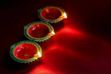 Mutlu Diwali 'ler. Diwali kutlamaları sırasında Clay Diya lambaları yandı. Hint Hindu Işık Festivali 'nin tebrik kartı tasarımı Diwali