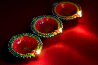 Mutlu Diwali 'ler. Diwali kutlamaları sırasında Clay Diya lambaları yandı. Hint Hindu Işık Festivali 'nin tebrik kartı tasarımı Diwali