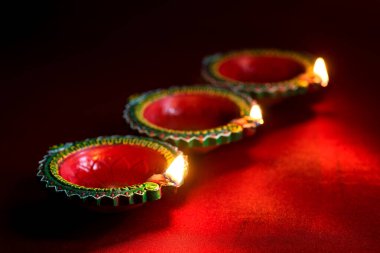 Mutlu Diwali 'ler. Diwali kutlamaları sırasında Clay Diya lambaları yandı. Hint Hindu Işık Festivali 'nin tebrik kartı tasarımı Diwali