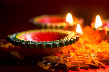 Mutlu Diwali 'ler. Diwali kutlamaları sırasında Clay Diya lambaları yandı. Hint Hindu Işık Festivali 'nin tebrik kartı tasarımı Diwali