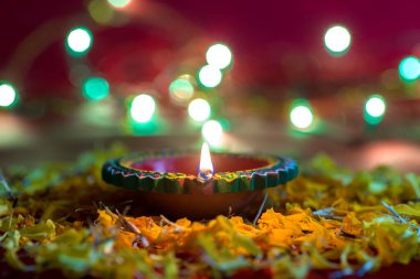 Mutlu Diwali 'ler. Diwali kutlamaları sırasında Clay Diya lambaları yandı. Hint Hindu Işık Festivali 'nin tebrik kartı tasarımı Diwali