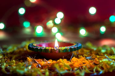 Mutlu Diwali 'ler. Diwali kutlamaları sırasında Clay Diya lambaları yandı. Hint Hindu Işık Festivali 'nin tebrik kartı tasarımı Diwali