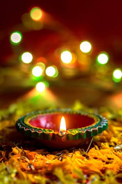 Mutlu Diwali 'ler. Diwali kutlamaları sırasında Clay Diya lambaları yandı. Hint Hindu Işık Festivali 'nin tebrik kartı tasarımı Diwali