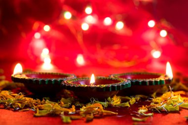 Mutlu Diwali 'ler. Diwali kutlamaları sırasında Clay Diya lambaları yandı. Hint Hindu Işık Festivali 'nin tebrik kartı tasarımı Diwali