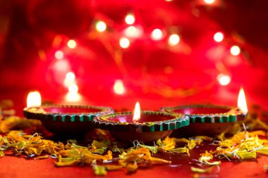 Mutlu Diwali 'ler. Diwali kutlamaları sırasında Clay Diya lambaları yandı. Hint Hindu Işık Festivali 'nin tebrik kartı tasarımı Diwali