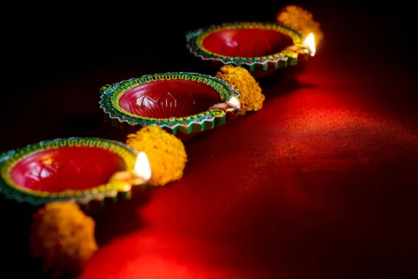 Happy Diwali - Clay Diya lamps lit during Diwali celebration. Greetings Card Design of Indian Hindu Light Festival called Diwali — Stockfoto