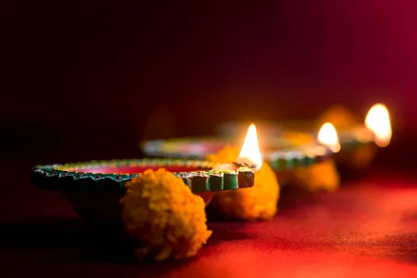 ハッピーディワリ- Diwaliお祝い中に点灯クレイディヤランプ。ディワリと呼ばれるインドのヒンズー教の光祭りのグリーティングカードデザイン — ストック写真