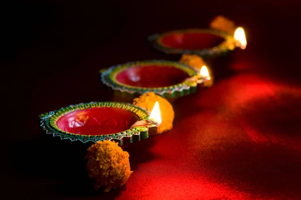 Happy Diwali - Clay Diya lámparas encendidas durante la celebración de Diwali. Diseño de tarjetas de felicitación del Festival Hindú Indio de Luz llamado Diwali — Foto de Stock