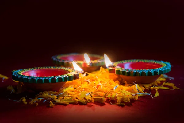 Happy Diwali - Clay Diya lámparas encendidas durante la celebración de Diwali. Diseño de tarjetas de felicitación del Festival Hindú Indio de Luz llamado Diwali — Foto de Stock