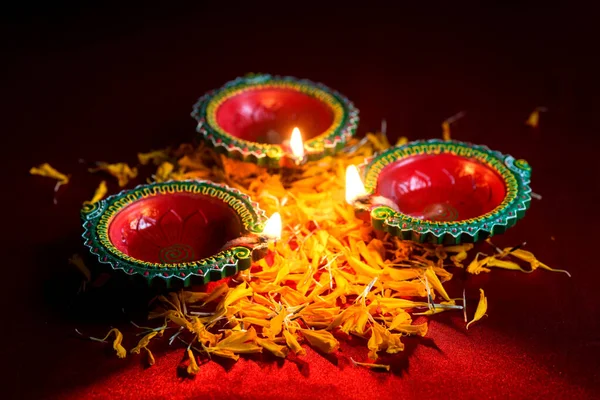 Happy Diwali - Clay Diya lámparas encendidas durante la celebración de Diwali. Diseño de tarjetas de felicitación del Festival Hindú Indio de Luz llamado Diwali — Foto de Stock