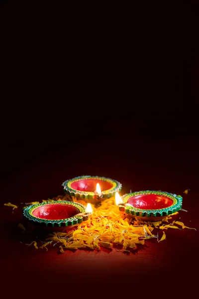 Happy Diwali - Clay Diya lámparas encendidas durante la celebración de Diwali. Diseño de tarjetas de felicitación del Festival Hindú Indio de Luz llamado Diwali — Foto de Stock