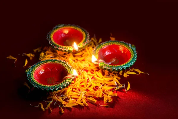 Happy Diwali - Clay Diya lamps lit during Diwali celebration. Greetings Card Design of Indian Hindu Light Festival called Diwali — Stockfoto