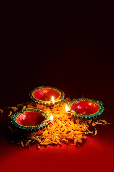 Happy Diwali - Lampu tanah liat Diya dinyalakan saat perayaan Diwali. Salam Desain Kartu Festival Cahaya Hindu India Diwali — Stok Foto