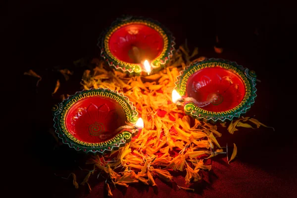 Mutlu Diwali 'ler. Diwali kutlamaları sırasında Clay Diya lambaları yandı. Hint Hindu Işık Festivali 'nin tebrik kartı tasarımı Diwali — Stok fotoğraf