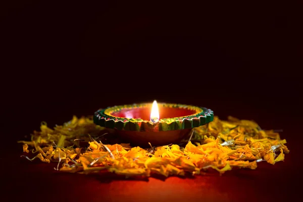 Happy Diwali - Clay Diya lamps lit during Diwali celebration. Greetings Card Design of Indian Hindu Light Festival called Diwali — Stockfoto