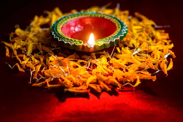 Mutlu Diwali 'ler. Diwali kutlamaları sırasında Clay Diya lambaları yandı. Hint Hindu Işık Festivali 'nin tebrik kartı tasarımı Diwali — Stok fotoğraf