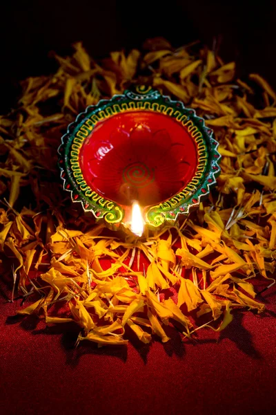 Happy Diwali - Clay Λάμπες Diya αναμμένα κατά τη διάρκεια του εορτασμού Diwali. Χαιρετισμοί Card Design του Ινδικού Φεστιβάλ Φωτός που ονομάζεται Diwali — Φωτογραφία Αρχείου