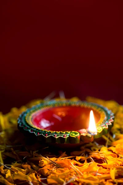 Happy Diwali - Lâmpadas Clay Diya acesas durante a celebração Diwali. Cartão de Saudações Design do Indian Hindu Light Festival chamado Diwali — Fotografia de Stock