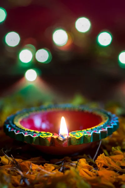 Happy Diwali - Clay Diya lampy zapalone podczas uroczystości Diwali. Projekt kartki z pozdrowieniami Indian Hindu Light Festival o nazwie Diwali — Zdjęcie stockowe