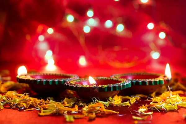 Happy Diwali - Clay Diya lamps lit during Diwali celebration. Greetings Card Design of Indian Hindu Light Festival called Diwali — Stockfoto