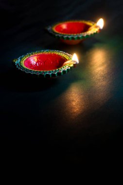 Mutlu Diwali 'ler. Diwali kutlamaları sırasında Clay Diya lambaları yandı. Hint Hindu Işık Festivali 'nin tebrik kartı tasarımı Diwali