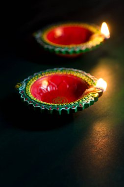 Mutlu Diwali 'ler. Diwali kutlamaları sırasında Clay Diya lambaları yandı. Hint Hindu Işık Festivali 'nin tebrik kartı tasarımı Diwali