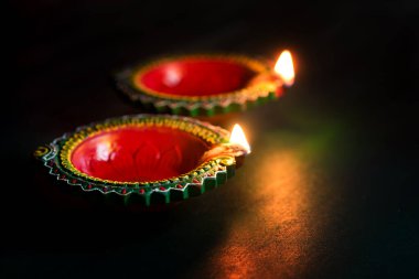 Mutlu Diwali 'ler. Diwali kutlamaları sırasında Clay Diya lambaları yandı. Hint Hindu Işık Festivali 'nin tebrik kartı tasarımı Diwali