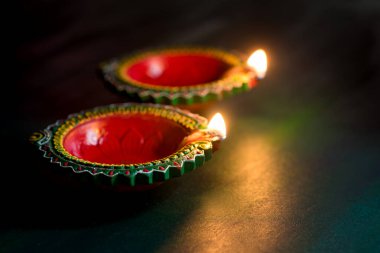 Mutlu Diwali 'ler. Diwali kutlamaları sırasında Clay Diya lambaları yandı. Hint Hindu Işık Festivali 'nin tebrik kartı tasarımı Diwali