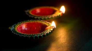 Mutlu Diwali 'ler. Diwali kutlamaları sırasında Clay Diya lambaları yandı. Hint Hindu Işık Festivali 'nin tebrik kartı tasarımı Diwali