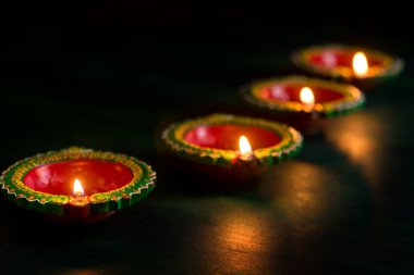 Mutlu Diwali 'ler. Diwali kutlamaları sırasında Clay Diya lambaları yandı. Hint Hindu Işık Festivali 'nin tebrik kartı tasarımı Diwali