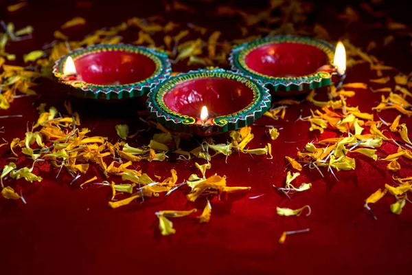 Happy Diwali - lămpi Clay Diya aprinse în timpul sărbătorii Diwali. Salutări Card Design of Indian Hindu Light Festival numit Diwali — Fotografie, imagine de stoc