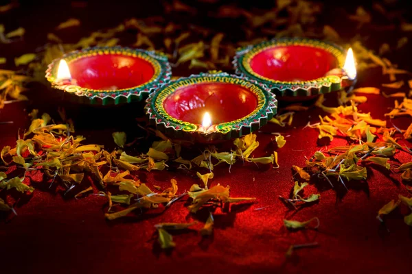 Happy Diwali - lămpi Clay Diya aprinse în timpul sărbătorii Diwali. Salutări Card Design of Indian Hindu Light Festival numit Diwali — Fotografie, imagine de stoc