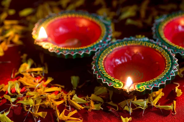 Happy Diwali - Lampu tanah liat Diya dinyalakan saat perayaan Diwali. Salam Desain Kartu Festival Cahaya Hindu India Diwali — Stok Foto