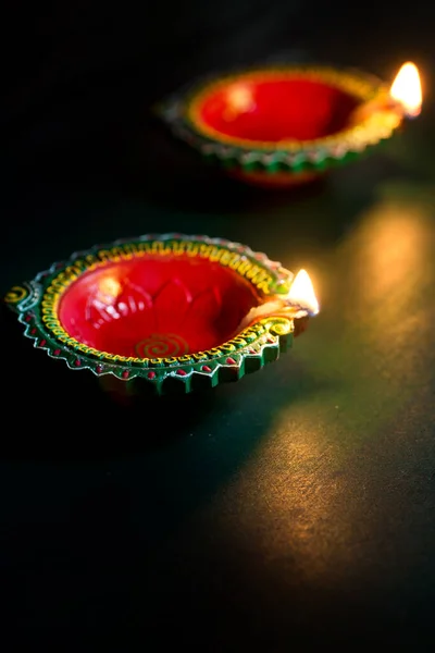 Счастливый Дивали - Clay Diya llit во время празднования Дивали. Открытки Дизайн Индийского Индуистского фестиваля света под названием Дивали — стоковое фото