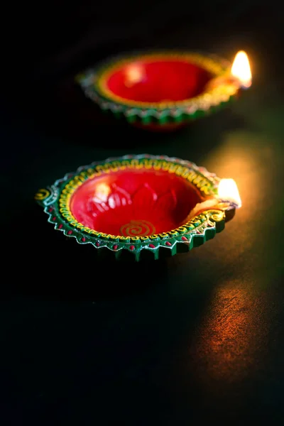 สุขสันต์วันดีวาลี โคมไฟดิน Diya แสงในระหว่างการเฉลิมฉลองวันดีวาลี การออกแบบการ์ดอวยพรของเทศกาลแสงฮินดูอินเดียที่เรียกว่า Diwali — ภาพถ่ายสต็อก