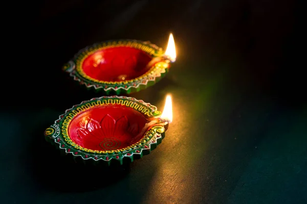 Happy Diwali - Clay Diya lámparas encendidas durante la celebración de Diwali. Diseño de tarjetas de felicitación del Festival Hindú Indio de Luz llamado Diwali —  Fotos de Stock