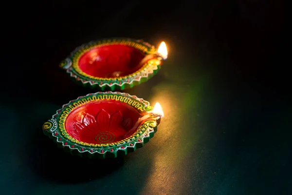 Mutlu Diwali 'ler. Diwali kutlamaları sırasında Clay Diya lambaları yandı. Hint Hindu Işık Festivali 'nin tebrik kartı tasarımı Diwali — Stok fotoğraf