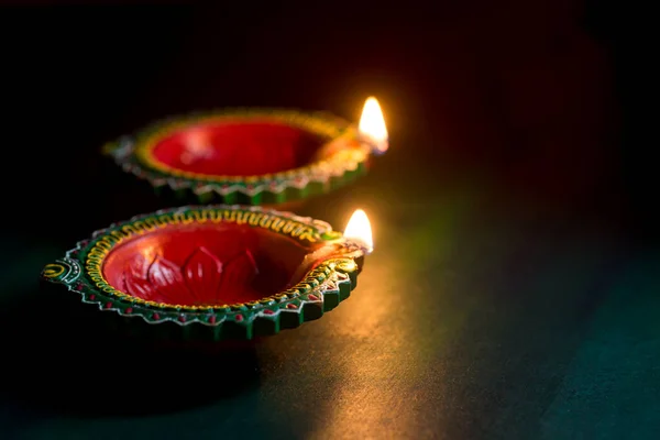 Happy Diwali - Lampu tanah liat Diya dinyalakan saat perayaan Diwali. Salam Desain Kartu Festival Cahaya Hindu India Diwali — Stok Foto