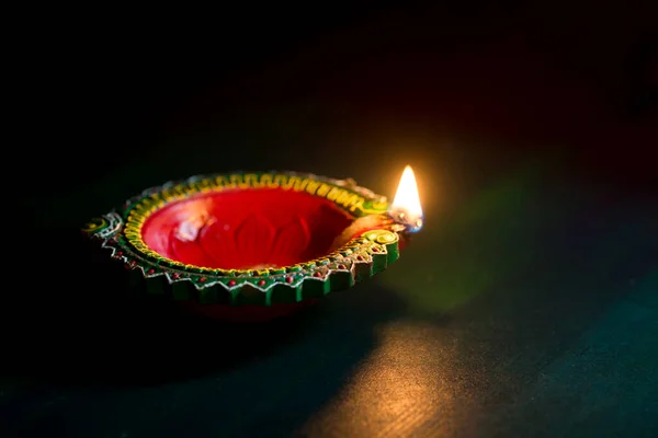 Happy Diwali - Clay Diya lámparas encendidas durante la celebración de Diwali. Diseño de tarjetas de felicitación del Festival Hindú Indio de Luz llamado Diwali — Foto de Stock