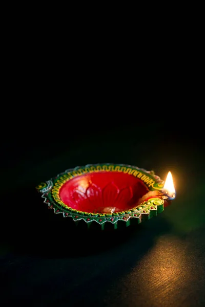 Happy Diwali - Clay Diya lámparas encendidas durante la celebración de Diwali. Diseño de tarjetas de felicitación del Festival Hindú Indio de Luz llamado Diwali —  Fotos de Stock